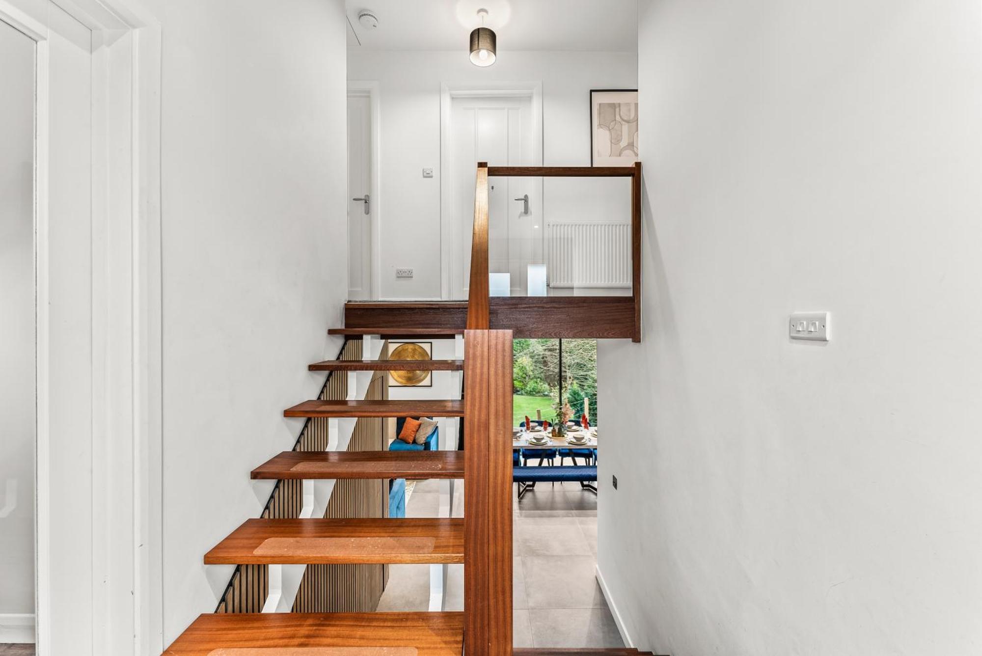Elegant Retreat In Cheltenham - Garden & Parking Included Exterior photo