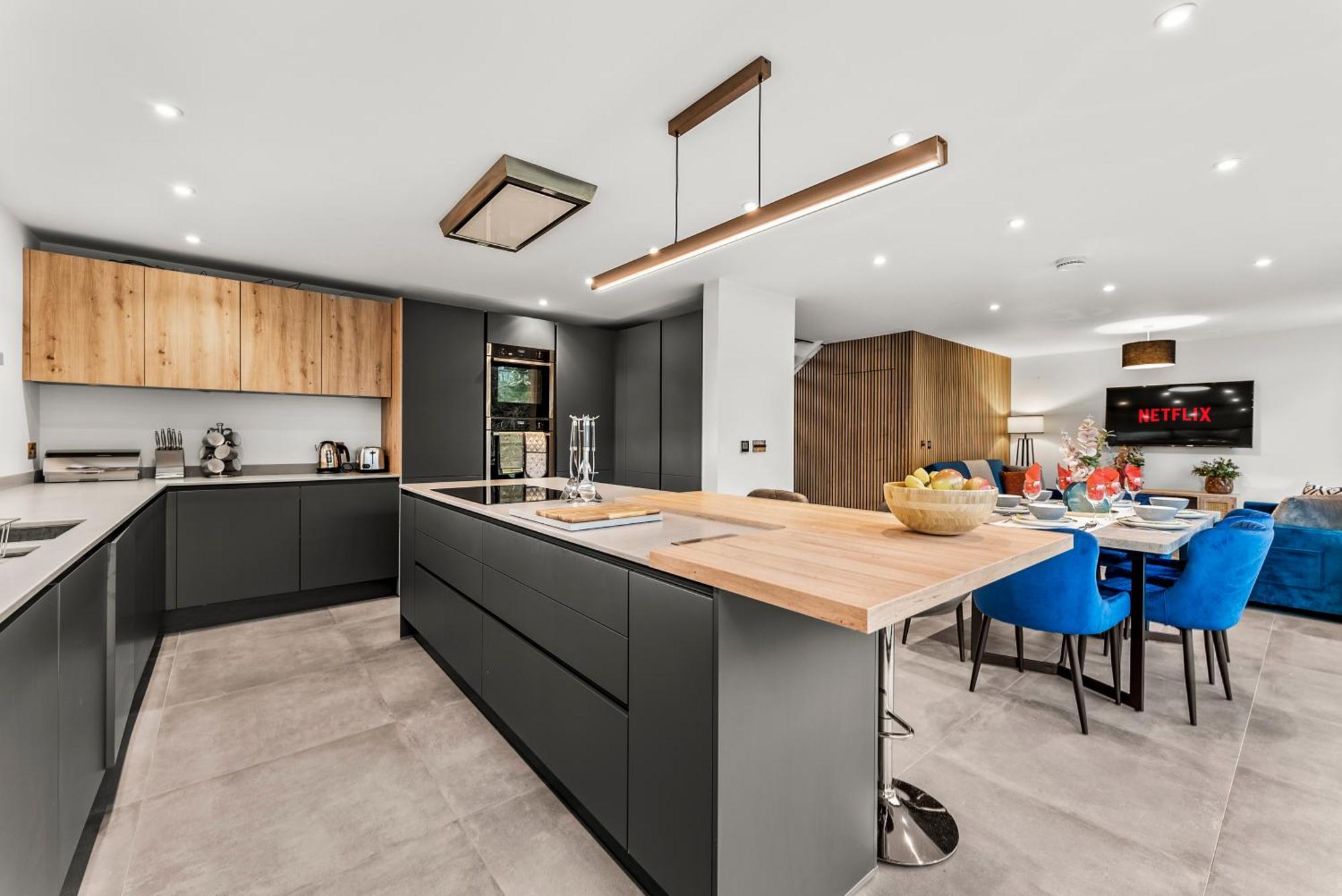 Elegant Retreat In Cheltenham - Garden & Parking Included Exterior photo