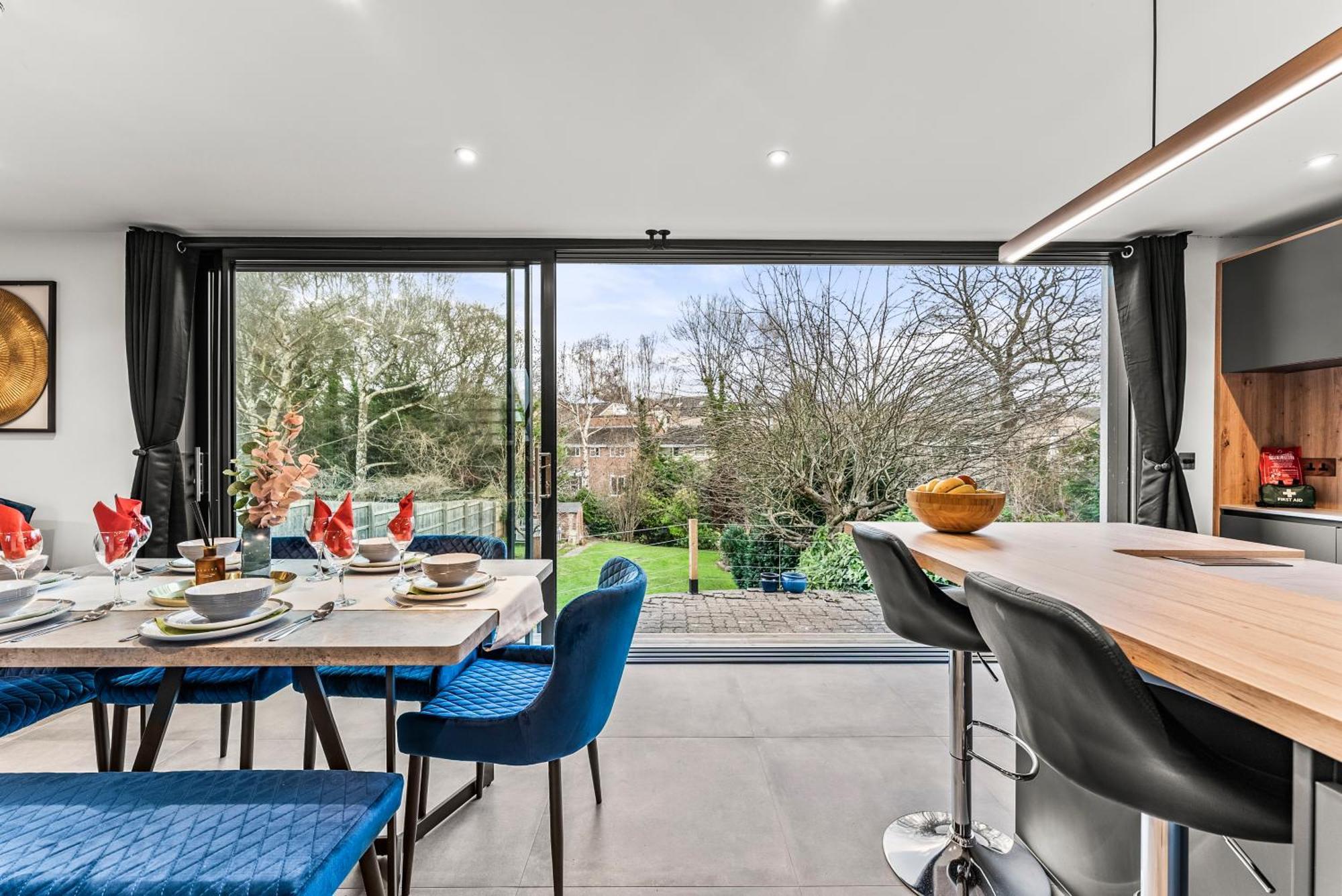 Elegant Retreat In Cheltenham - Garden & Parking Included Exterior photo