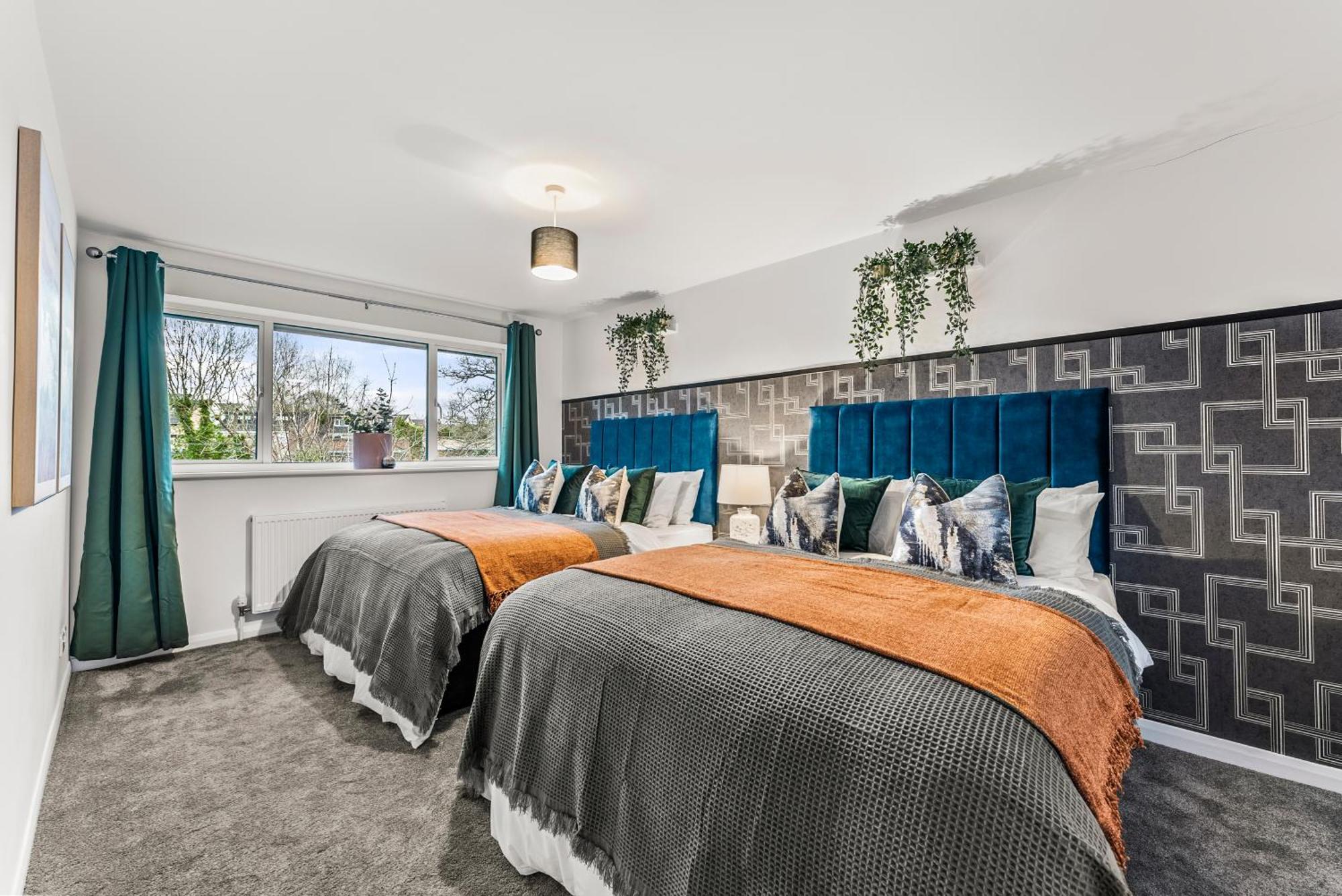 Elegant Retreat In Cheltenham - Garden & Parking Included Exterior photo